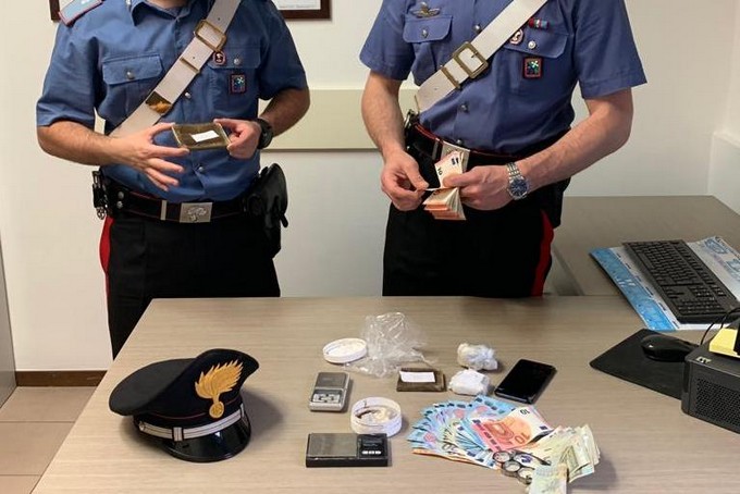 Detenzione e spaccio di droga: in arresto un magrebino e un camuno a Darfo e a Esine