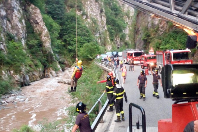 Bloccati sull’Oglio: paura per due pescatori a Berzo Demo